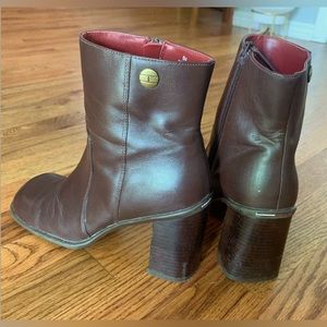 almost never worn vintage tommy hilfiger brown boots with a chunky heel size 8